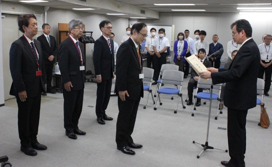 渡邉支部長が感謝状を読み上げている写真