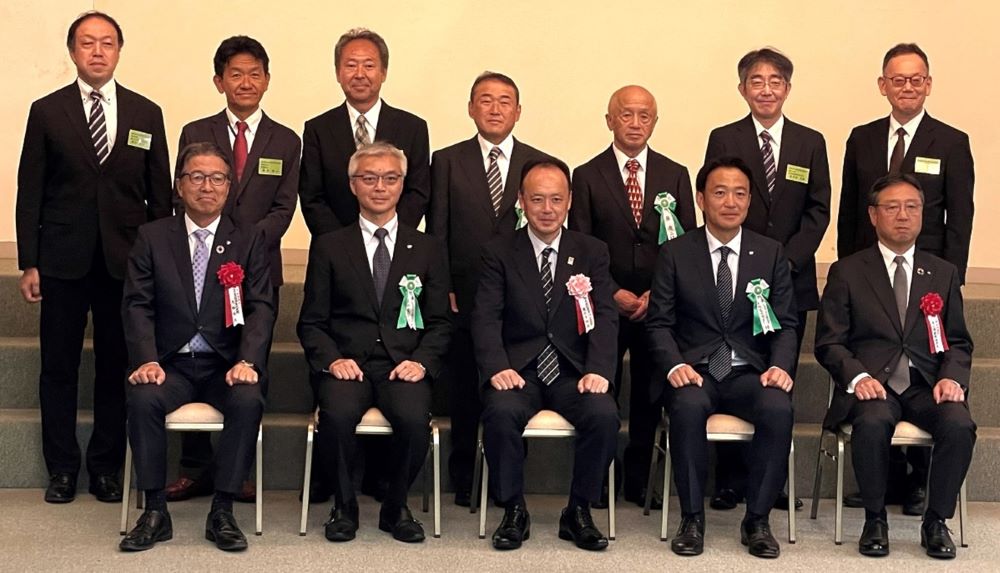 受賞者の写真 (スーツを着た男性のグループ)