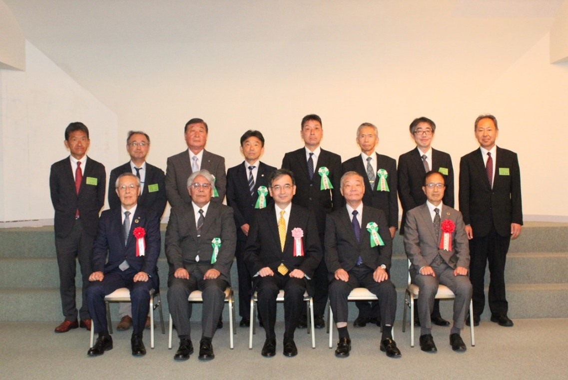 表彰式受賞者と関東東北産業保安監督部東北支部職員等の集合写真
